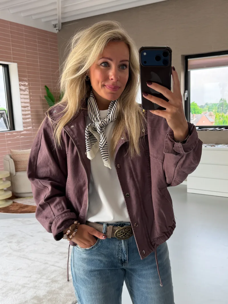 Willemijn in het Janet jasje aubergine met sjaaltje
