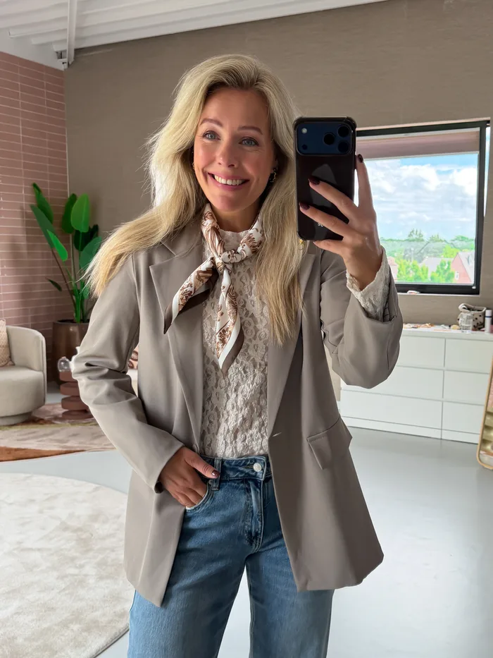 Willemijn in de Dawn oversized blazer greige voor haar spiegel