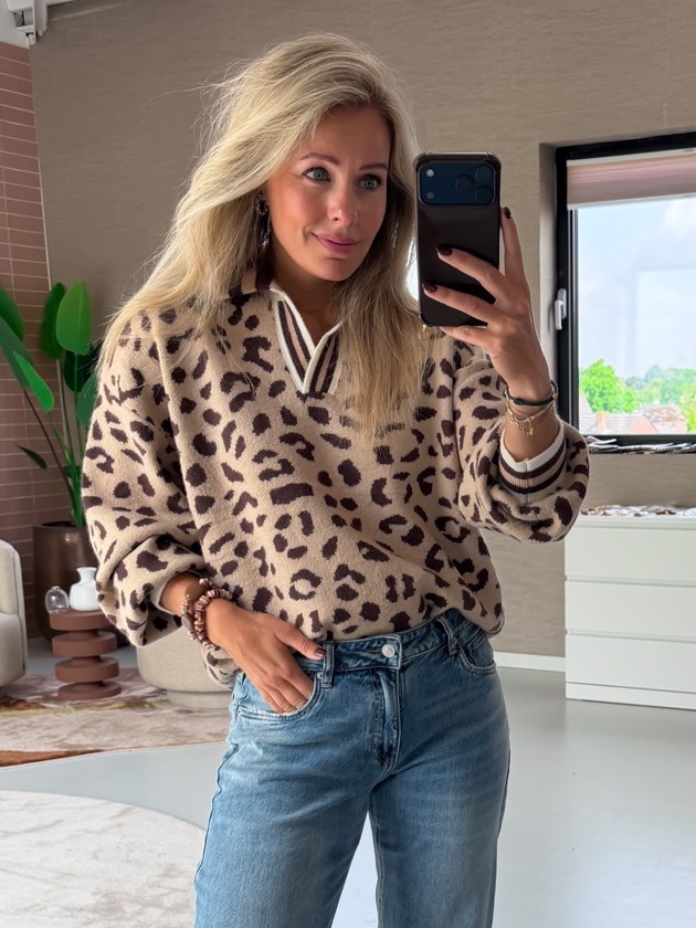 Willemijn in een panterprint trui met gouden oorbellen en armbandjes, spiegelselfie