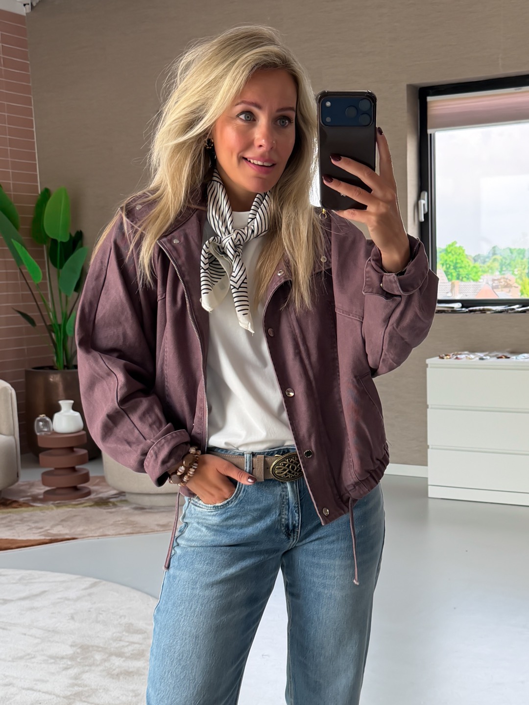 Willemijn in een mauve jack met sjaaltje, spiegelselfie
