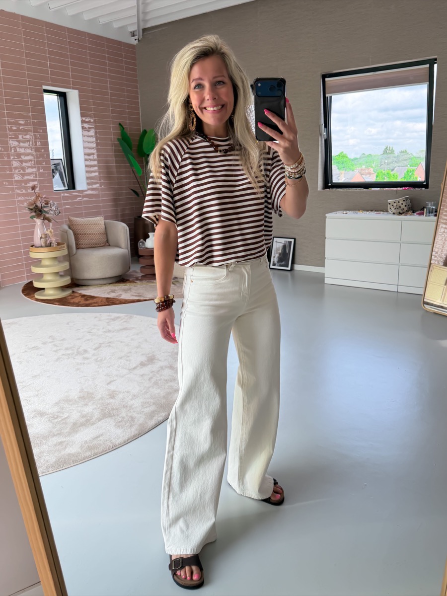 Hetzelfde shirt met witte jeans, ten voeten uit