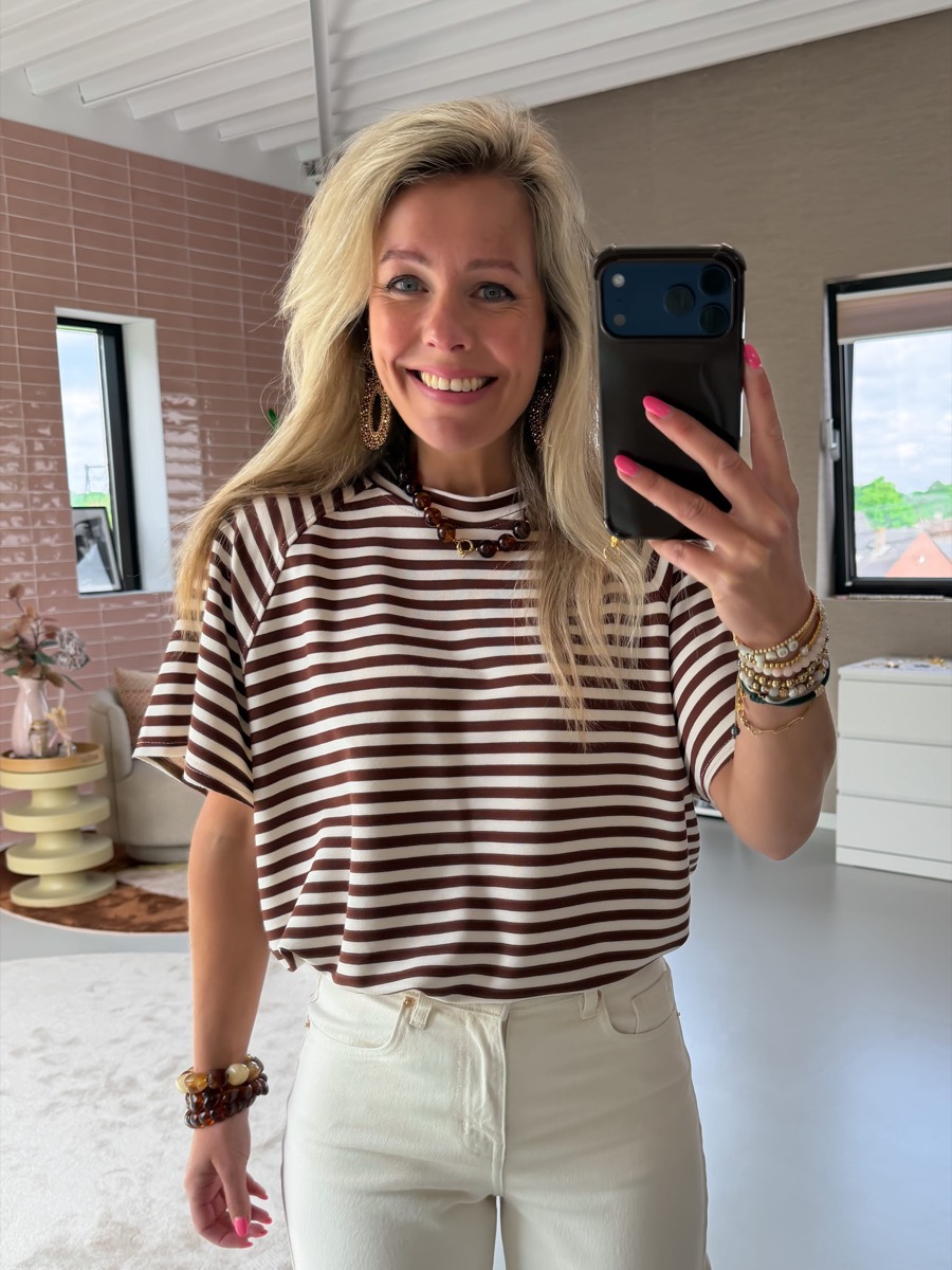 Willemijn in het Gemma streep shirt ecru bruin, spiegelselfie