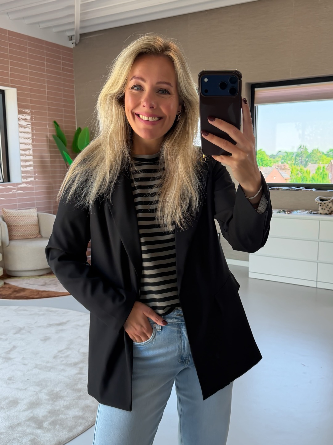 De blazer open over een gestreept shirt, spiegelselfie