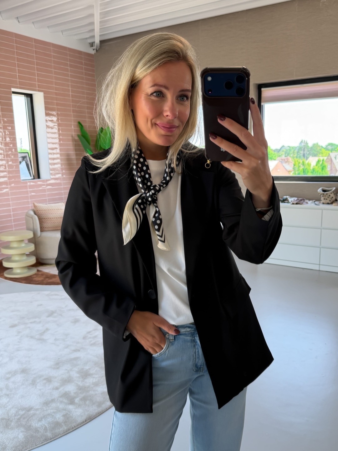 De blazer open over een wit topje met het sjaaltje met stippen, spiegelselfie