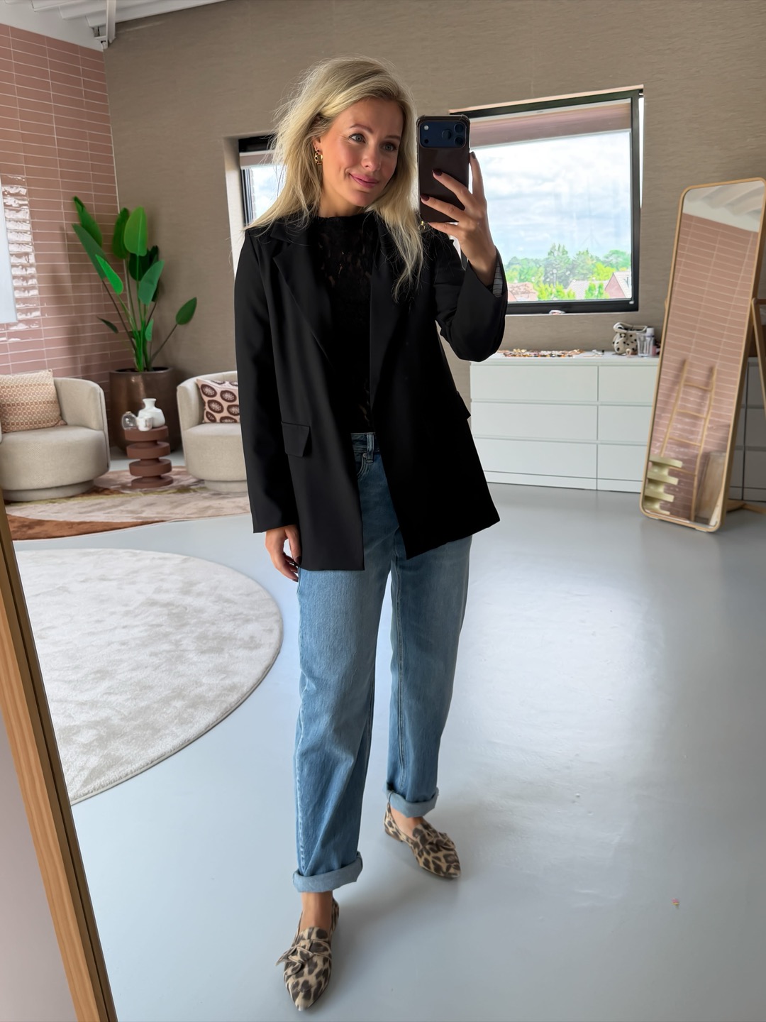 Willemijn ten voeten uit in de zwarte blazer met lichte jeans en luipaardmuiltjes