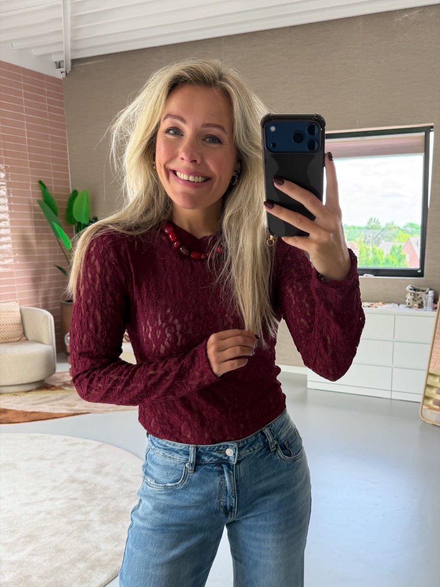 Willemijn in het Marlynn truitje bordeaux