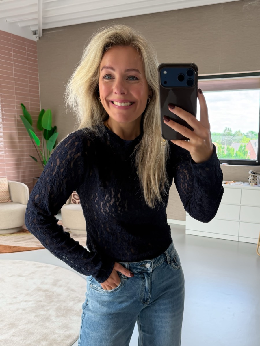 Willemijn in het Marlynn kanten truitje navy, spiegelselfie