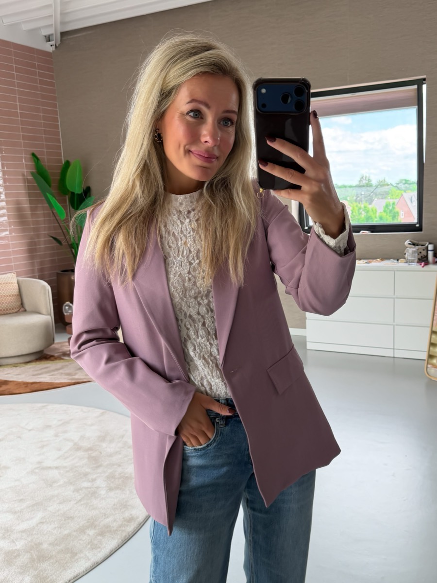 Willemijn in de Dawn oversized blazer, spiegelselfie