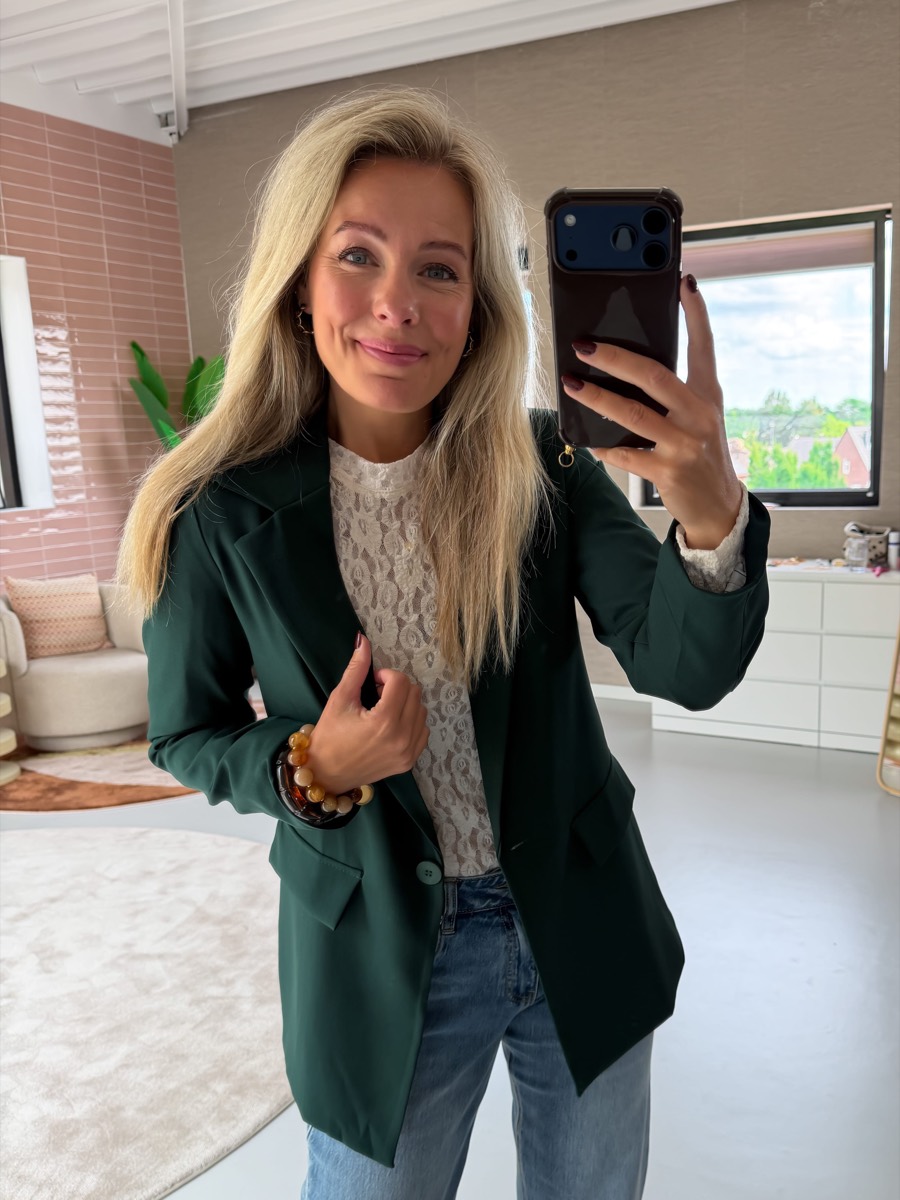 Willemijn in de Dawn oversized blazer flessengroen, spiegelselfie