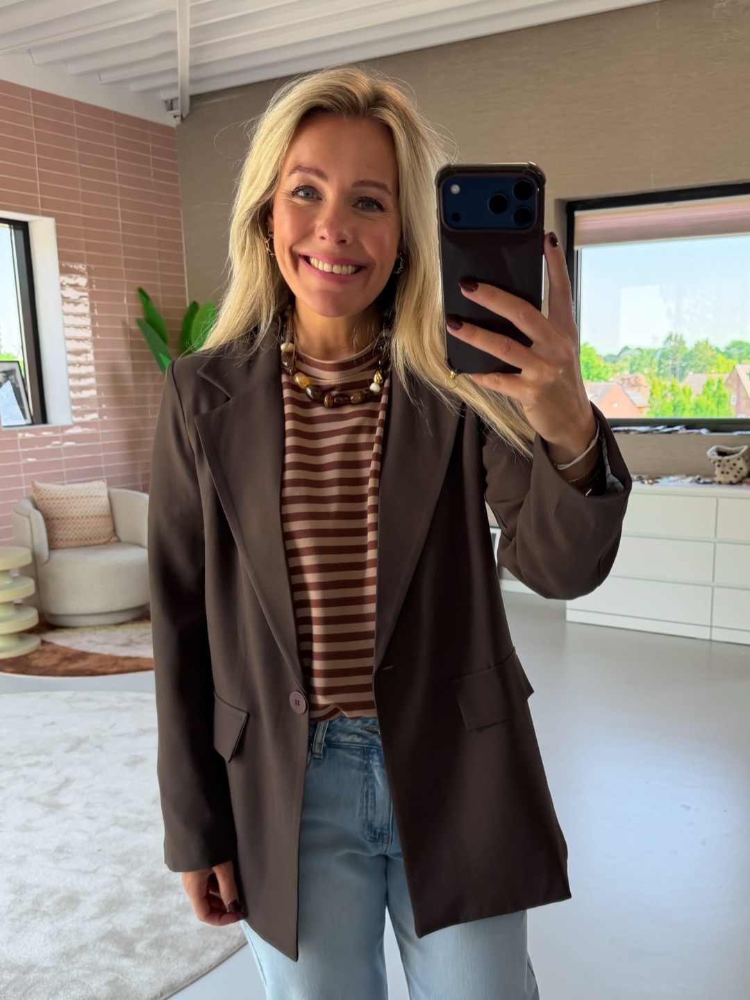 Willemijn in de Dawn oversized blazer bruin over het streep shirt