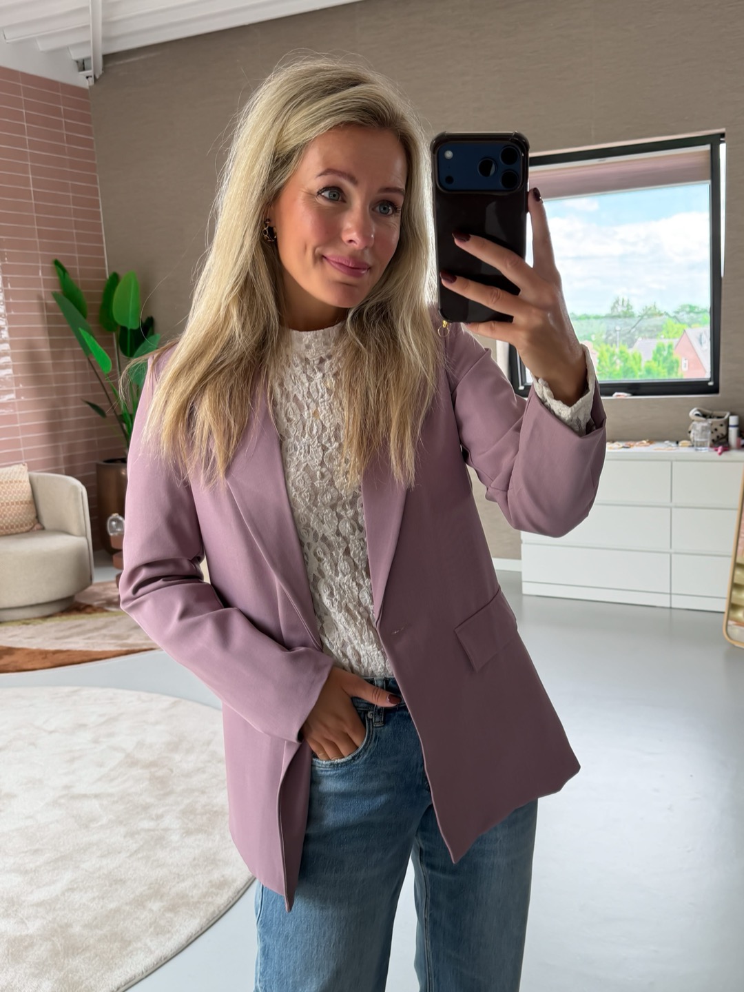 Willemijn in de Dawn oversized blazer dusty rose, spiegelselfie