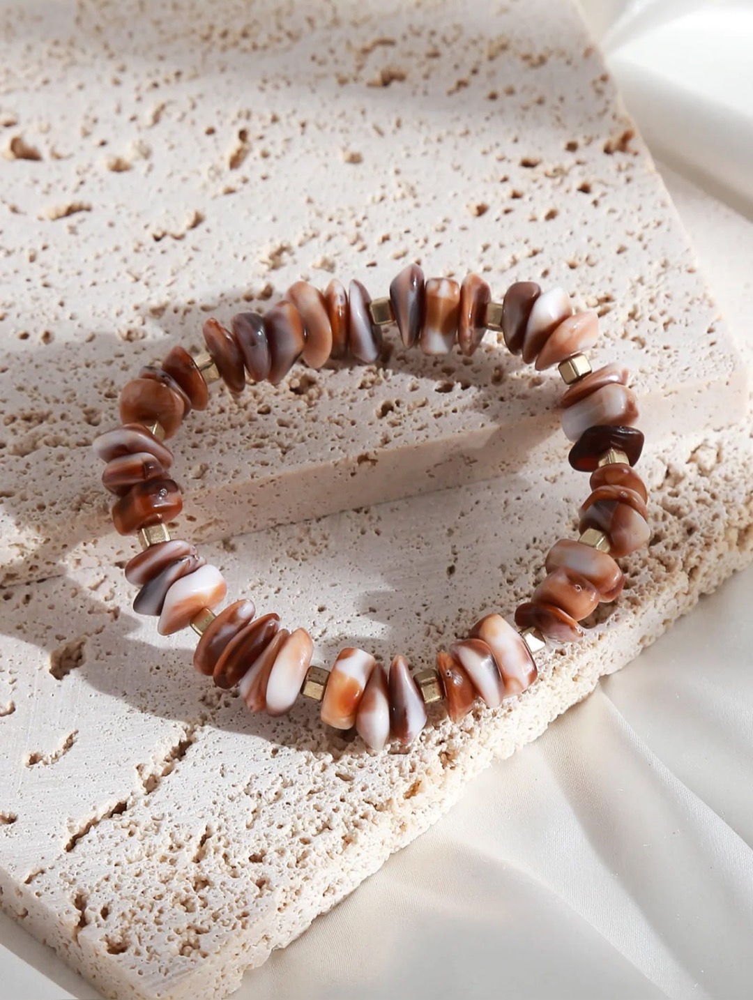 De Jacobien armband met kleine bruine steentjes