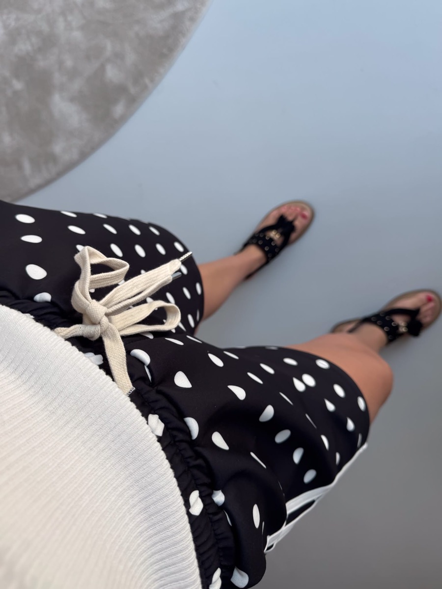 De Jelica short met stippen zwart, van boven gefotografeerd