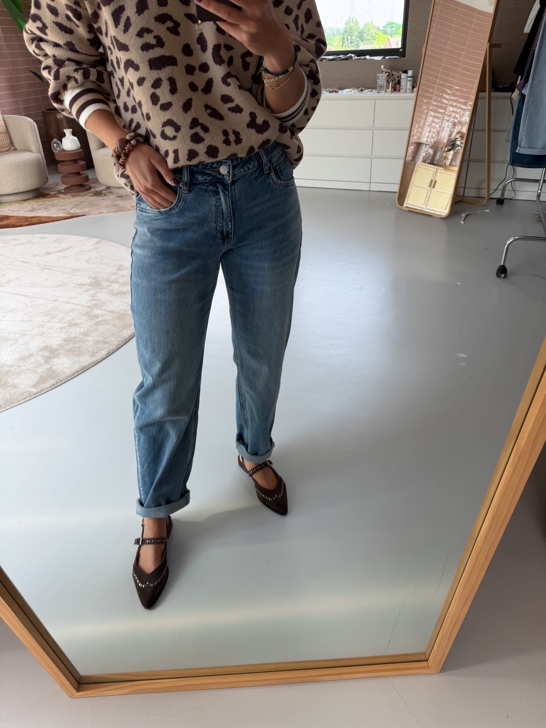 De Lucy mom jeans donkerblauw met hakjes, spiegelselfie