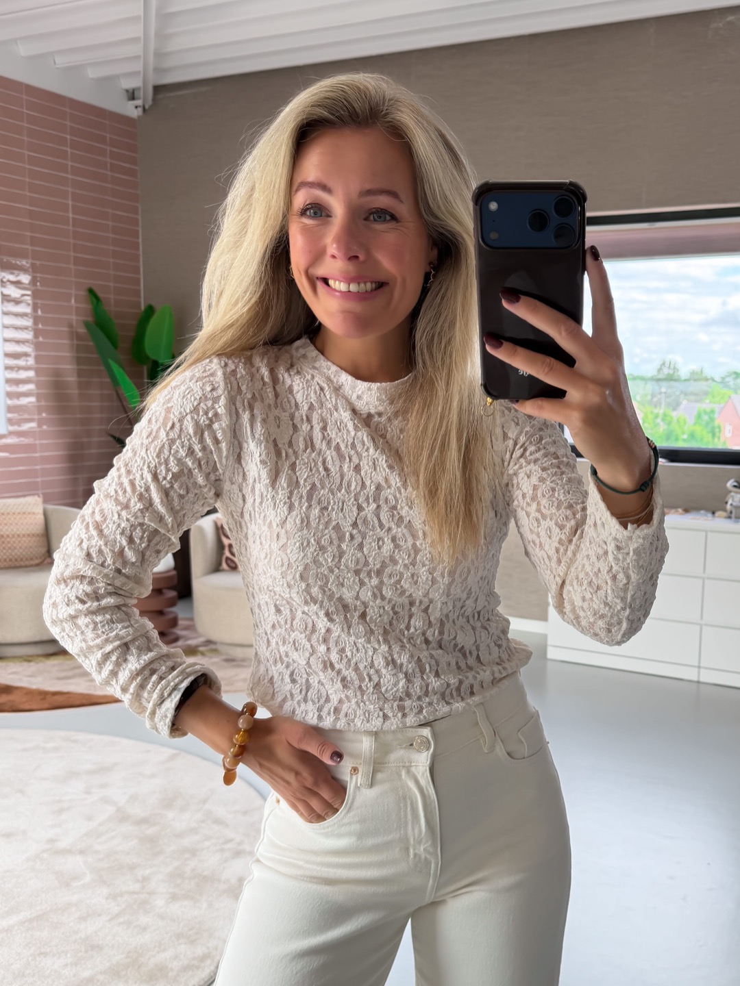 Willemijn in het Marlynn kanten truitje beige, spiegelselfie