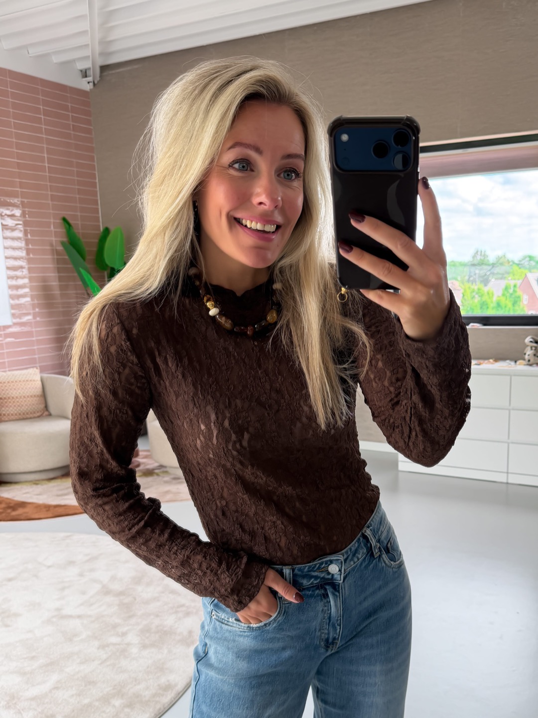 Willemijn in het Marlynn kanten truitje bruin, spiegelselfie