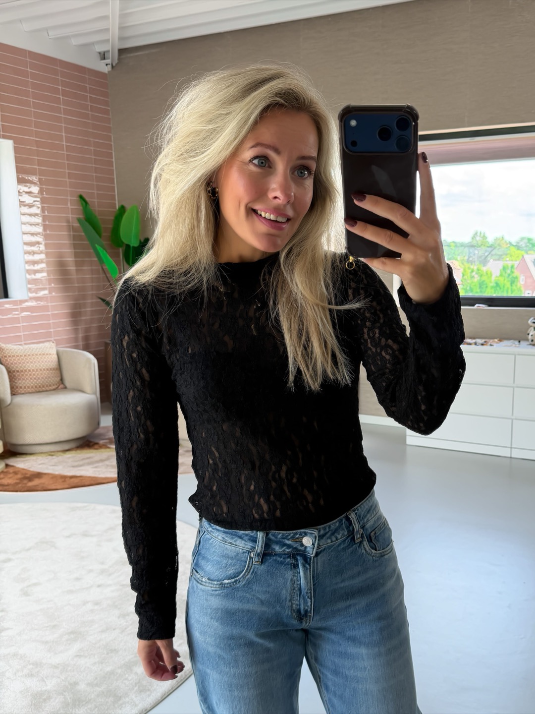 Willemijn in het Marlynn kanten truitje zwart, spiegelselfie