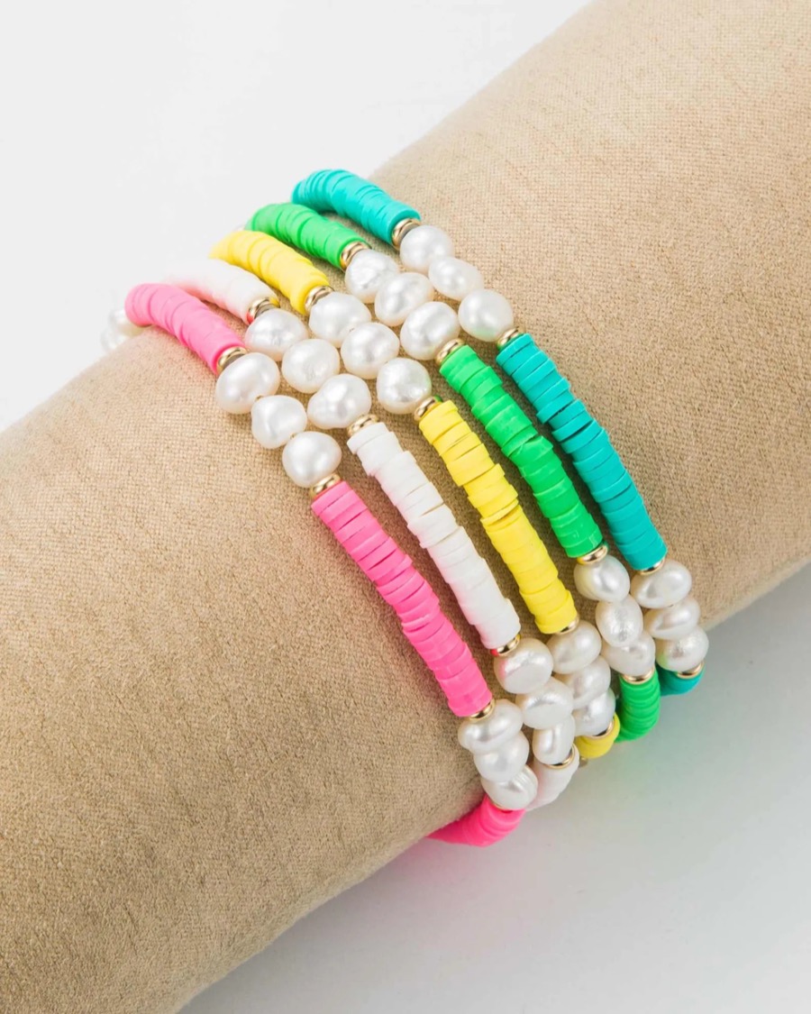 Meerdere Rowie armbandjes om een rol